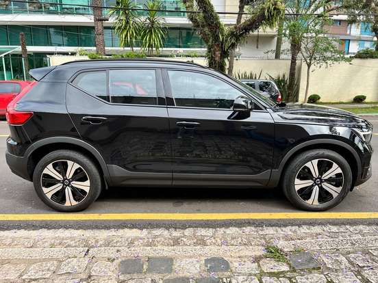 VOLVO-XC40-2022