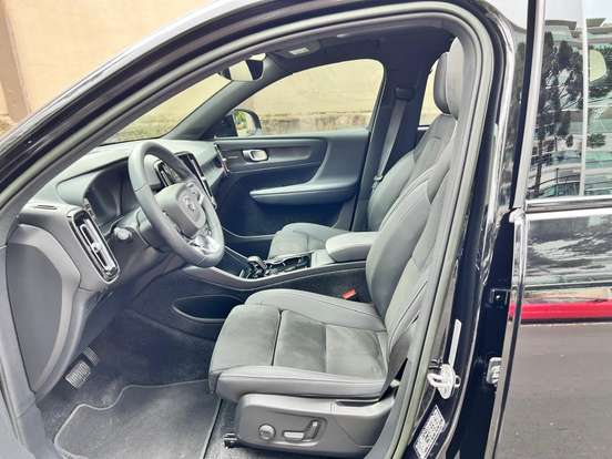 VOLVO-XC40-2022