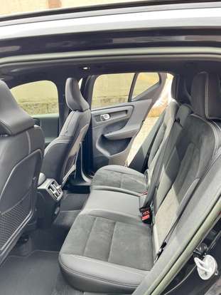 VOLVO-XC40-2022