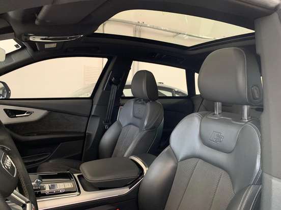 AUDI-Q8-2022