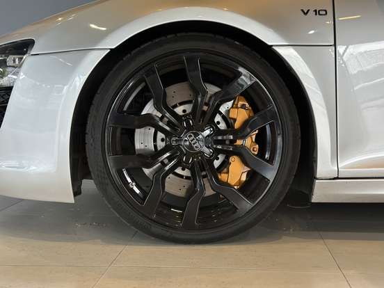 AUDI-R8-2011
