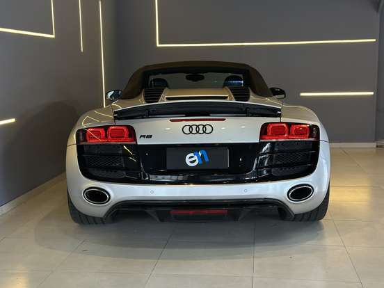 AUDI-R8-2011