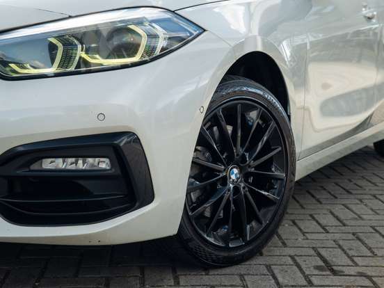 BMW-118i-2019