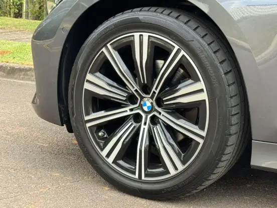 BMW-320i-2021