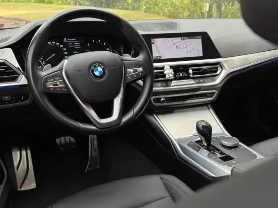 BMW-320i-2021
