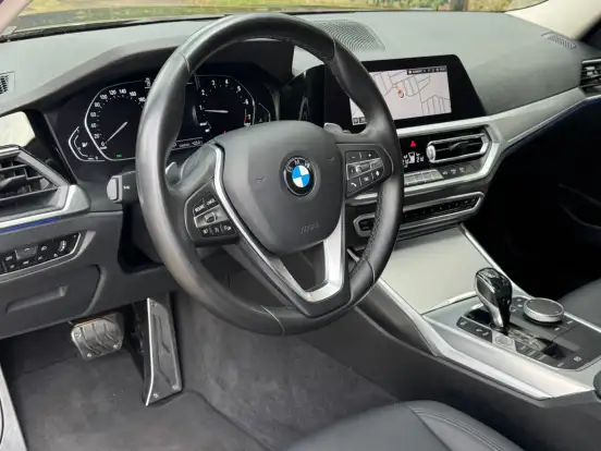 BMW-320i-2021