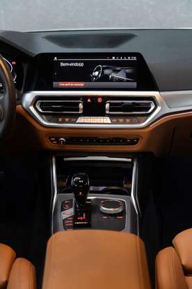 BMW-320i-2022