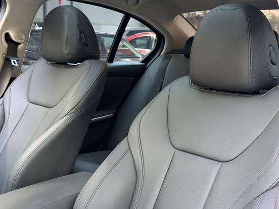 BMW-320i-2021