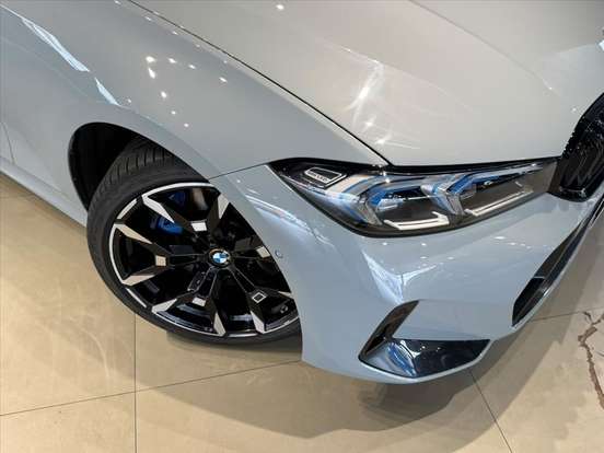 BMW-320i-2025
