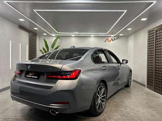 BMW-320i-2023