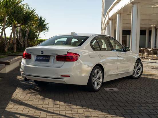 BMW-320i-2017