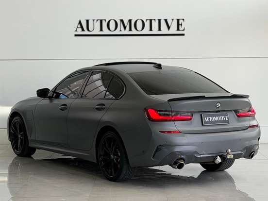BMW-330e-2022