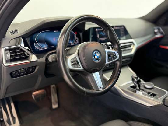 BMW-330e-2022