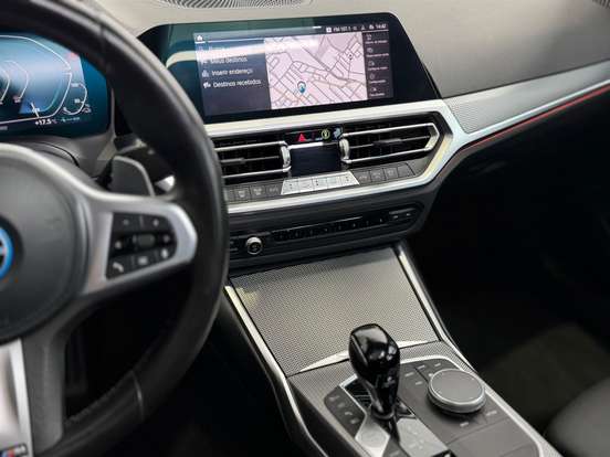 BMW-330e-2022