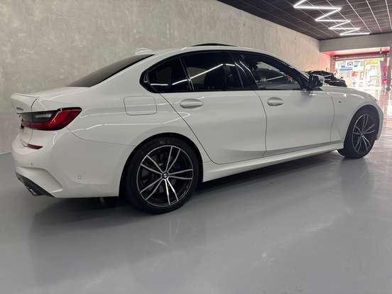 BMW-330e-2020