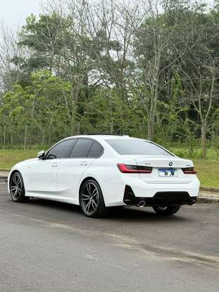 BMW-320i-2022