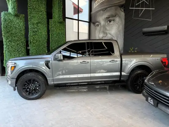 FORD-F-150-5.0 V8 GASOLINA CD LARIAT BLACK FX4 AUTOMÁTICO FORD-F-150-2024
