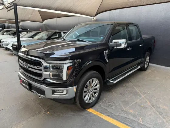 FORD F-150 5.0 V8 GASOLINA CD LARIAT BLACK FX4 AUTOMÁTICO