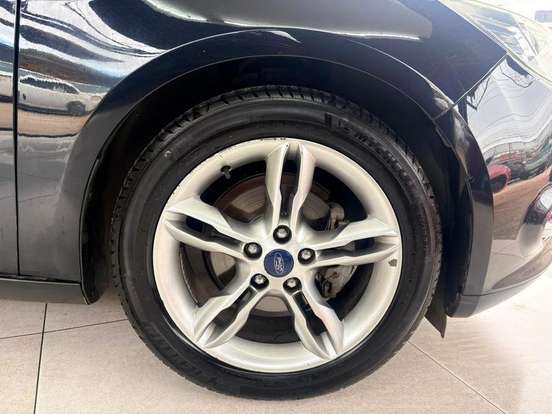 FORD-FOCUS-2.0 SE PLUS SEDAN 16V FLEX 4P AUTOMÁTICO FORD-FOCUS-2014