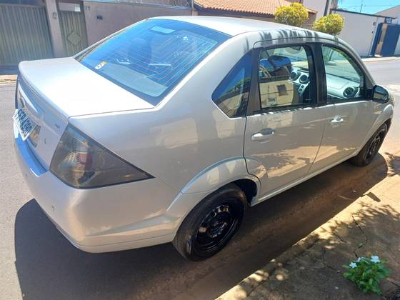 FORD FIESTA 1.6 ROCAM SEDAN 8V FLEX 4P MANUAL