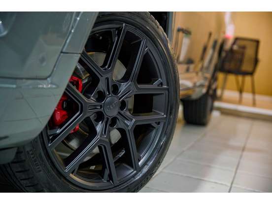 JEEP-COMPASS-2.0 HURRICANE 4 TURBO GASOLINA BLACKHAWK AT9 JEEP-COMPASS-2025