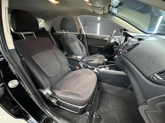KIA-CERATO-1.6 EX SEDAN 16V GASOLINA 4P AUTOMÁTICO KIA-CERATO-2009