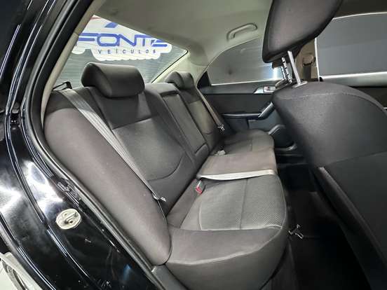 KIA-CERATO-1.6 EX SEDAN 16V GASOLINA 4P AUTOMÁTICO KIA-CERATO-2009