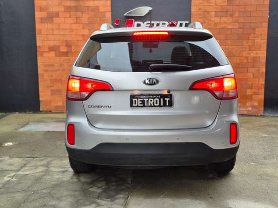 KIA-SORENTO-2.4 S.263 4X2 16V GASOLINA 4P AUTOMÁTICO KIA-SORENTO-2014