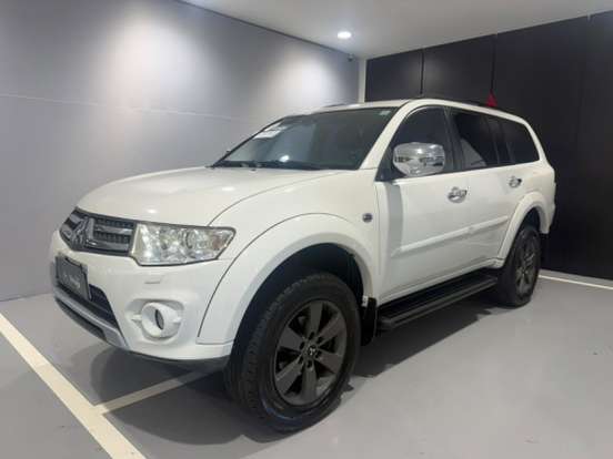 MITSUBISHI-PAJERO-2015