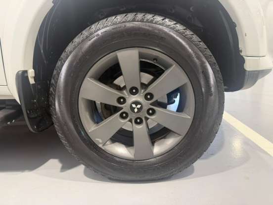 MITSUBISHI-PAJERO-2015