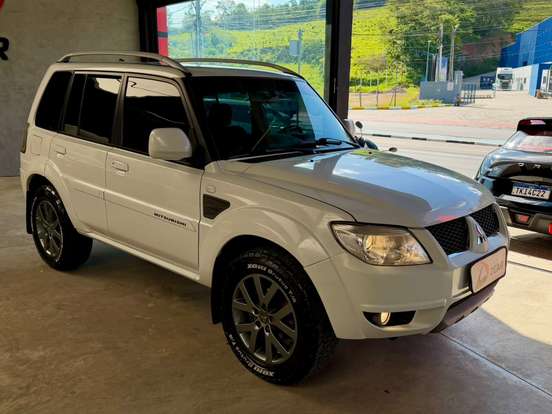 MITSUBISHI-PAJERO TR4-2.0 4X2 16V 140CV FLEX 4P AUTOMÁTICO MITSUBISHI-PAJERO TR4-2013