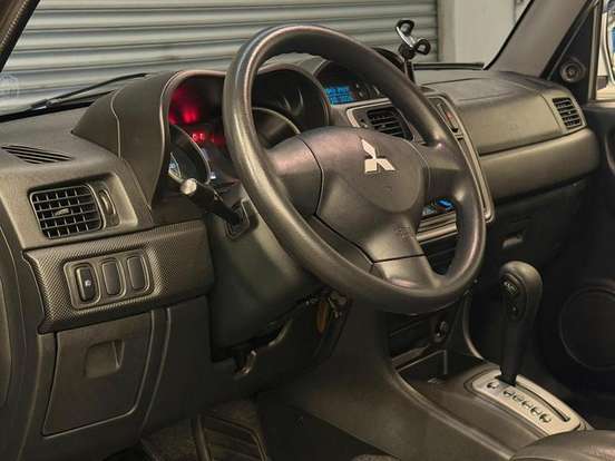 MITSUBISHI-PAJERO TR4-2013