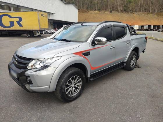 MITSUBISHI L200 TRITON 2.4 16V TURBO DIESEL SPORT HPE-S CD 4P 4X4 AUTOMÁTICO
