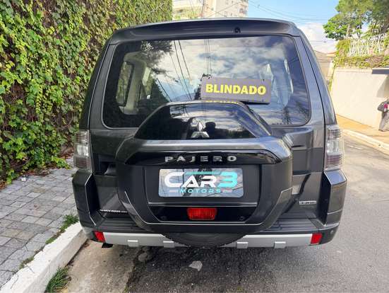 MITSUBISHI-PAJERO-2015