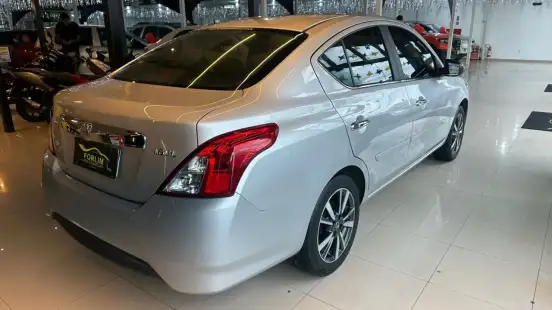 NISSAN-VERSA-2020
