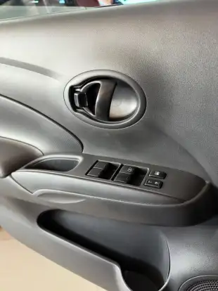 NISSAN-VERSA-2021