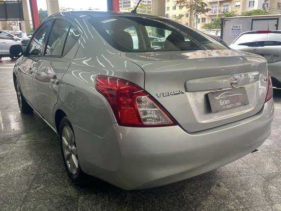 NISSAN-VERSA-2012