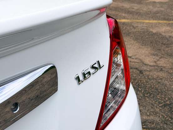 NISSAN-VERSA-2019