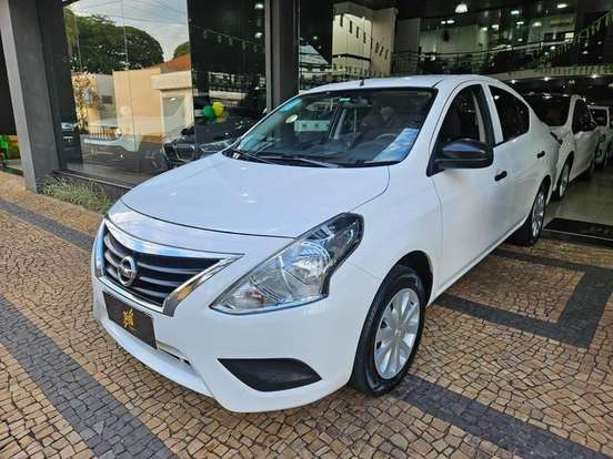 NISSAN-VERSA-2020