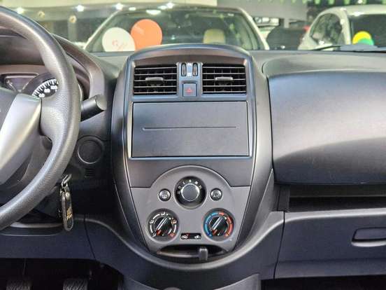 NISSAN-VERSA-2020
