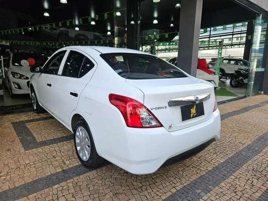 NISSAN-VERSA-2020