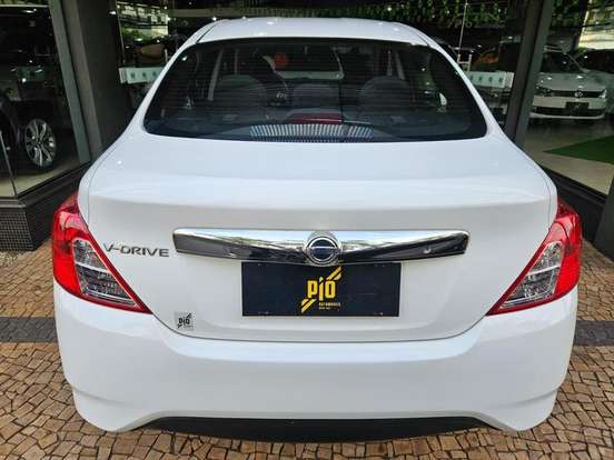 NISSAN-VERSA-2020