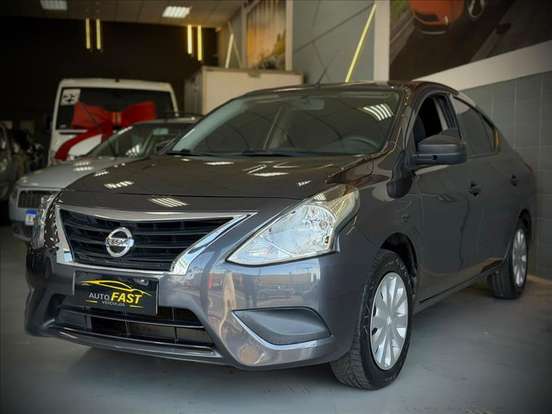 NISSAN-VERSA-2020