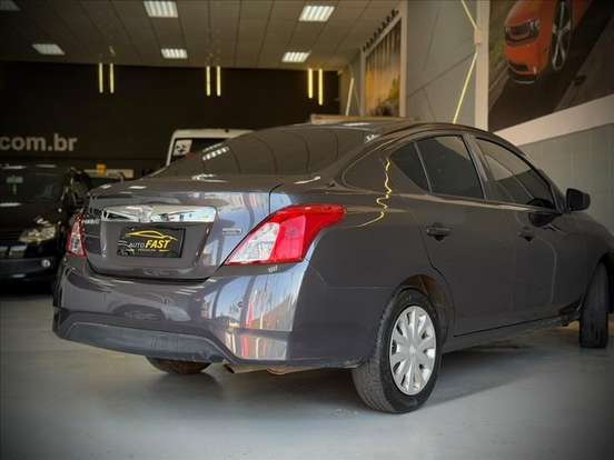 NISSAN-VERSA-2020