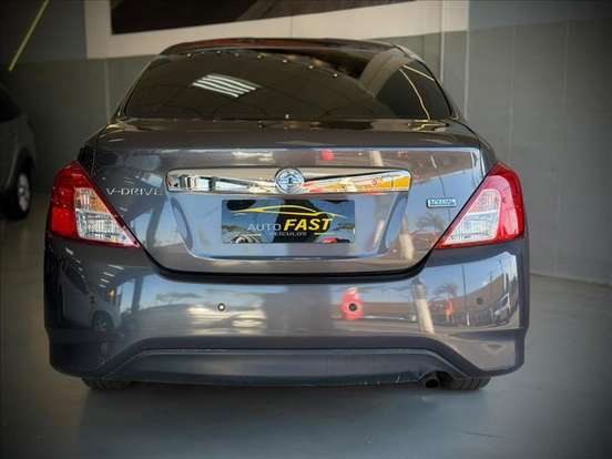 NISSAN-VERSA-2020