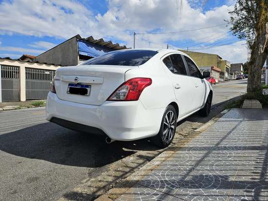 NISSAN-VERSA-2019