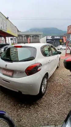 PEUGEOT-208-2017
