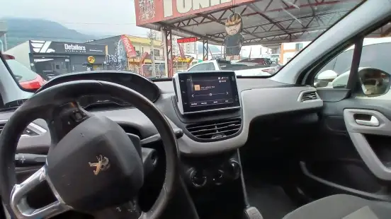 PEUGEOT-208-2017
