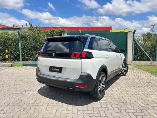 PEUGEOT-5008-2020