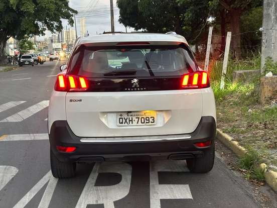 PEUGEOT-5008-2018